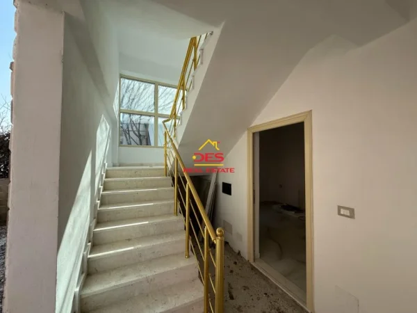 Vlore, shitet Vile 5+1+Ballkon Kati 0, 268 m² (Rruga Sokrat Leka)