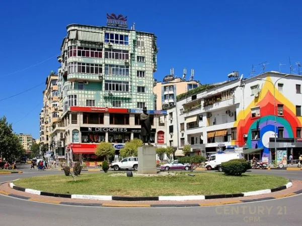 Tirane, shes ambjent biznesi Kati 0, 84 m² buze rruge 440.000 € (Sheshi Willson)