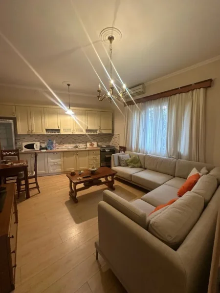 Tirane, jepet me qera apartament 2+1 , 131 m² 600 € (Brryli)