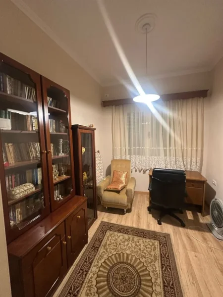 Tirane, jepet me qera apartament 2+1 , 131 m² 600 € (Brryli)