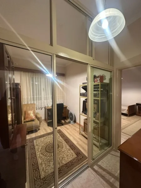 Tirane, jepet me qera apartament 2+1 , 131 m² 600 € (Brryli)