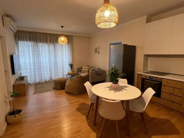 Tirane, jepet me qera apartament 2+1+Ballkon Kati 4, 80 m² 800 € 