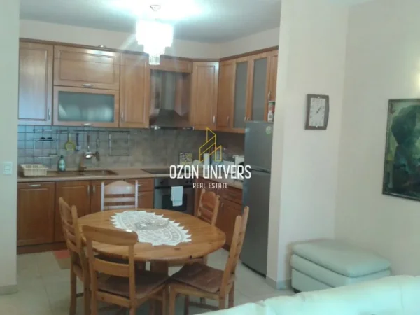 Tirane, jepet me qera apartament 2+1 Kati 7, 111 m² 1.000 € (Bulevardi Deshmoret e Kombit)