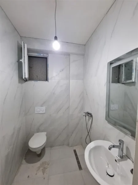 Tirane, jepet me qera apartament 2+1+Ballkon Kati 7, 100 m² 650 € (Ali Dem)