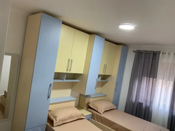 Tirane, jepet me qera apartament 3+1 Kati 3, 82 m² 700 € 
