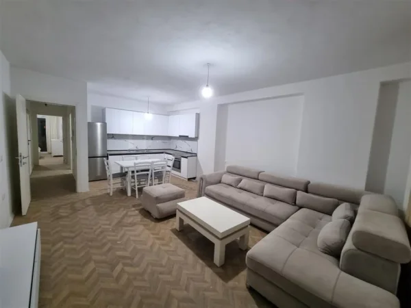 Tirane, jepet me qera apartament 2+1+Ballkon Kati 7, 100 m² 650 € (Ali Dem)