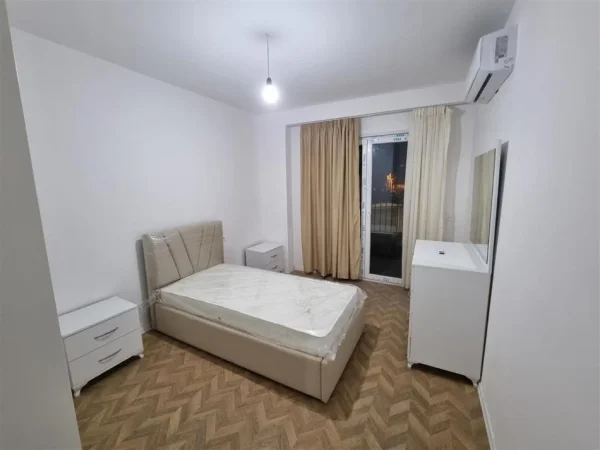 Tirane, jepet me qera apartament 2+1+Ballkon Kati 7, 100 m² 650 € (Ali Dem)