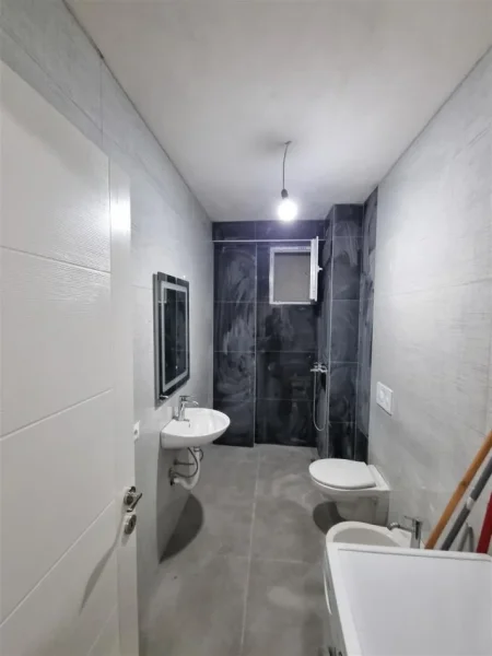 Tirane, jepet me qera apartament 2+1+Ballkon Kati 7, 100 m² 650 € (Ali Dem)