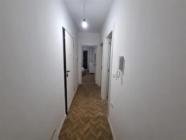 Tirane, jepet me qera apartament 2+1+Ballkon Kati 7, 100 m² 650 € (Ali Dem)