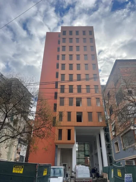 Tirane, shes apartament 3+1+Ballkon Kati 10, 128 m² 256.000 € (rruga qemal stafa , shkolla e kuqe)