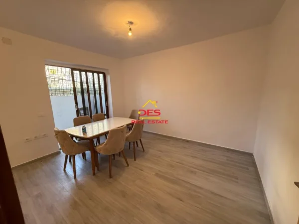 Vlore, shitet apartament 2+1+Ballkon Kati 0, 50 m² 75.000 € (Rruga Misto Mele)