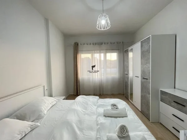 Tirane, jepet me qera apartament 2+1+Ballkon Kati 4, 117 m² 1.300 € (RRUGA E KOSOVAREVE)