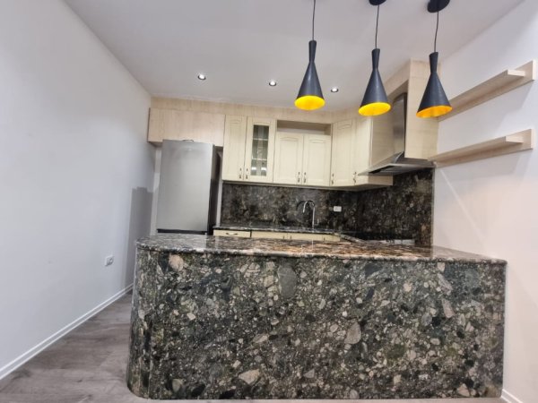 Tirane, jepet me qera apartament 2+1+Ballkon Kati 3, 95 m² 600 € (rruga Hamdi Sina)