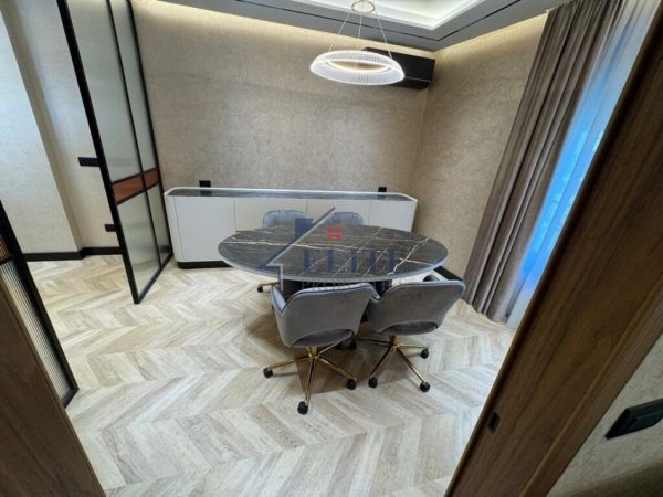Tirane, jepet me qera zyre Kati 1, 93 m² 1.500 € (Ish Stacioni i Trenit)