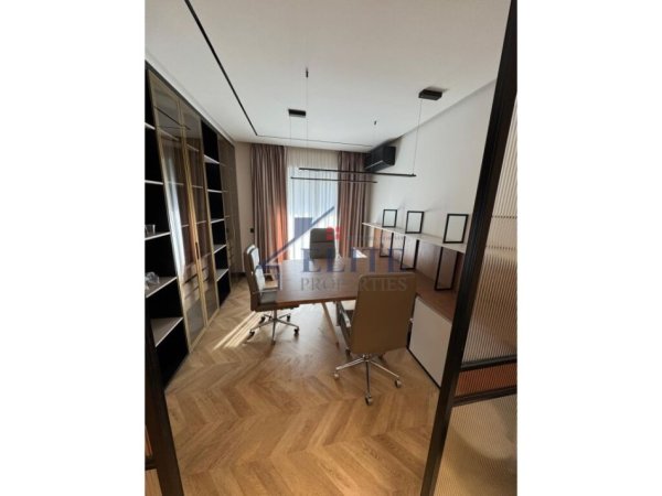 Tirane, jepet me qera zyre Kati 1, 93 m² 1.500 € (Ish Stacioni i Trenit)
