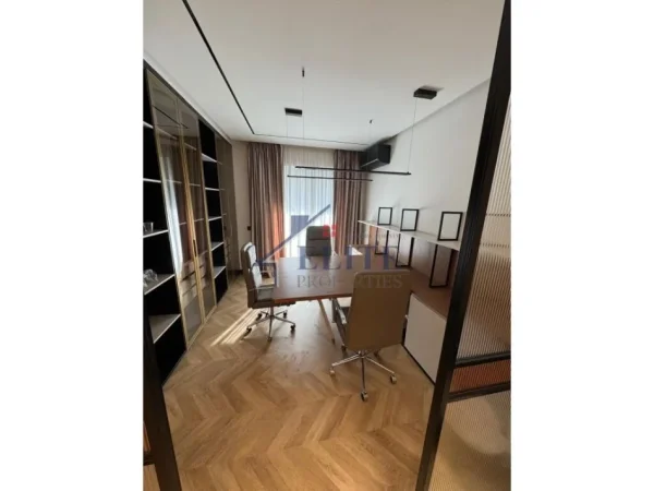 Tirane, jepet me qera zyre Kati 1, 93 m² 1.500 € (Ish Stacioni i Trenit)