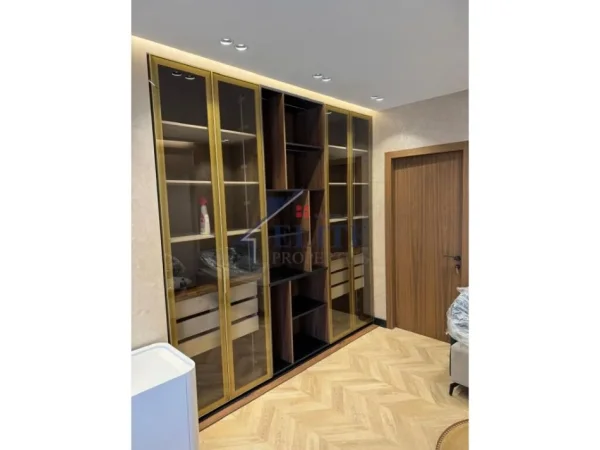 Tirane, jepet me qera zyre Kati 1, 93 m² 1.500 € (Ish Stacioni i Trenit)