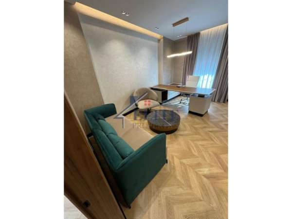 Tirane, jepet me qera zyre Kati 1, 93 m² 1.500 € (Ish Stacioni i Trenit)