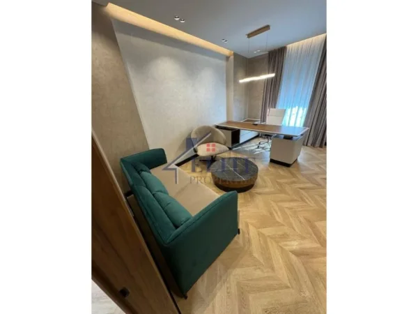 Tirane, jepet me qera zyre Kati 1, 93 m² 1.500 € (Ish Stacioni i Trenit)