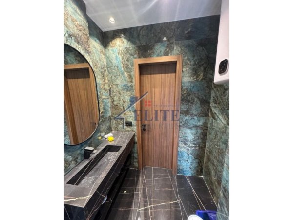 Tirane, jepet me qera zyre Kati 1, 93 m² 1.500 € (Ish Stacioni i Trenit)