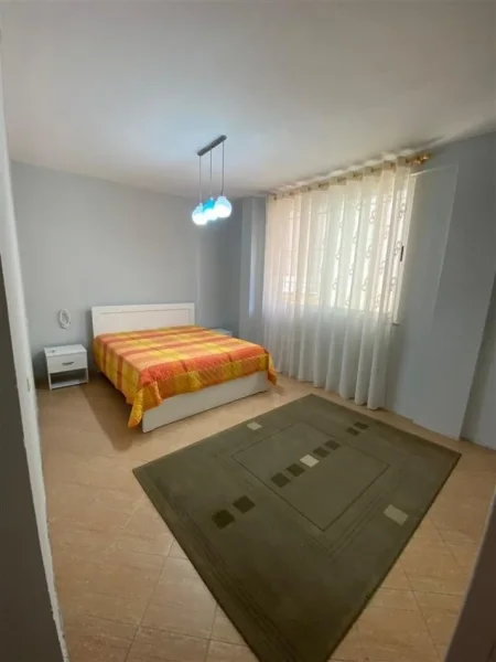 Tirane, jepet me qera shtepi 2+1+Ballkon Kati 1, 100 m² 500 € (Rruga Imer Ndregjoni)