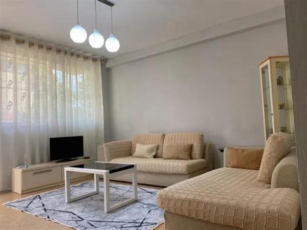Tirane, jepet me qera shtepi 2+1+Ballkon Kati 1, 100 m² 500 € (Rruga Imer Ndregjoni)