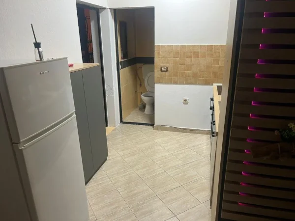 Tirane, jepet me qera apartament 1+1+Ballkon Kati 1, 70 m² 400 € (21 DHJETORI)