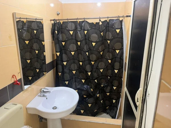 Tirane, jepet me qera apartament 1+1+Ballkon Kati 1, 70 m² 400 € (21 DHJETORI)