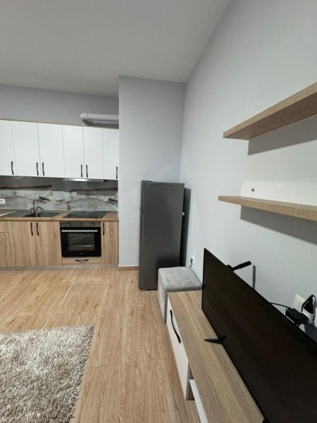 Tirane, jepet me qera apartament 1+1+Ballkon Kati 8, 65 m² 500 € (Rruga Tafaj)
