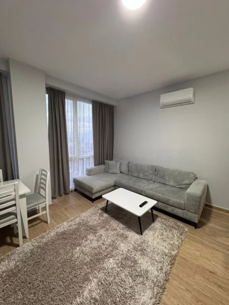 Tirane, jepet me qera apartament 1+1+Ballkon Kati 8, 65 m² 500 € (Rruga Tafaj)