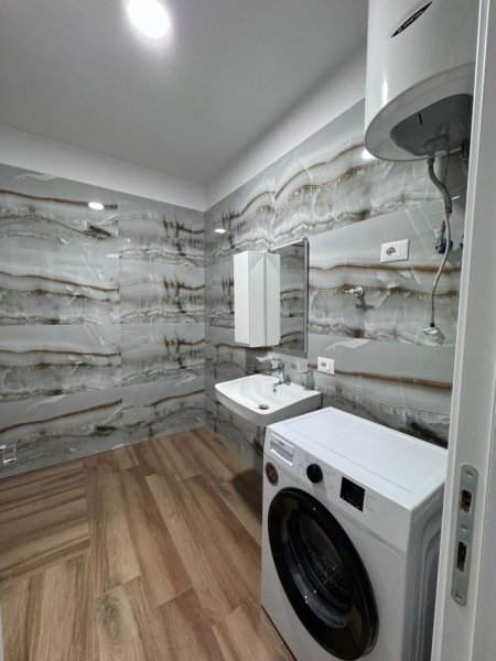 Tirane, jepet me qera apartament 1+1+Ballkon Kati 8, 65 m² 500 € (Rruga Tafaj)