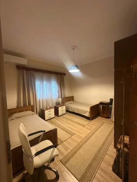 Tirane, jepet me qera shtepi 2+1+Ballkon Kati 1, 130 m² 600 € (Brryli)