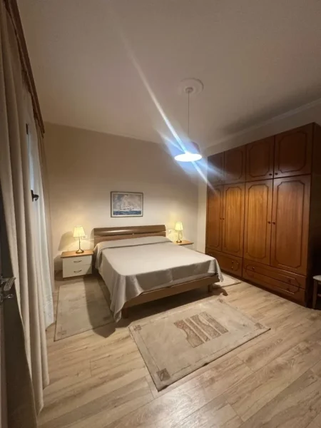 Tirane, jepet me qera shtepi 2+1+Ballkon Kati 1, 130 m² 600 € (Brryli)
