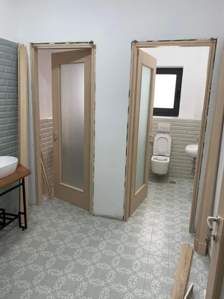 Durres, jepet me qera ambjent biznesi Kati 2, 270 m² 2.000 € (Stacioni Trenit Durres)