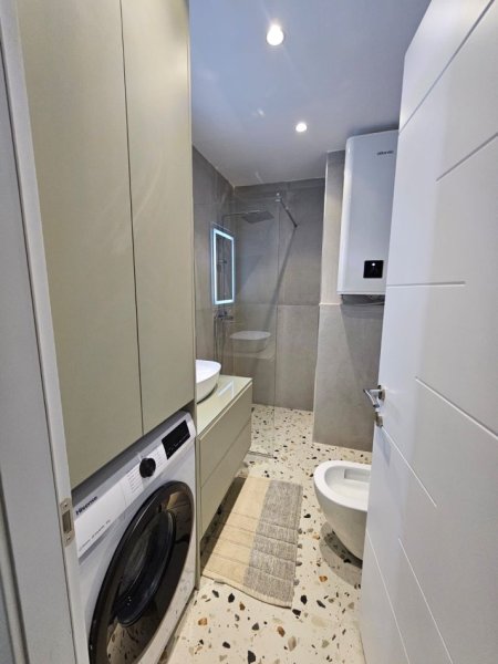 Tirane, jepet me qera 1+1 , 72 m² 480 € (5 Maji)