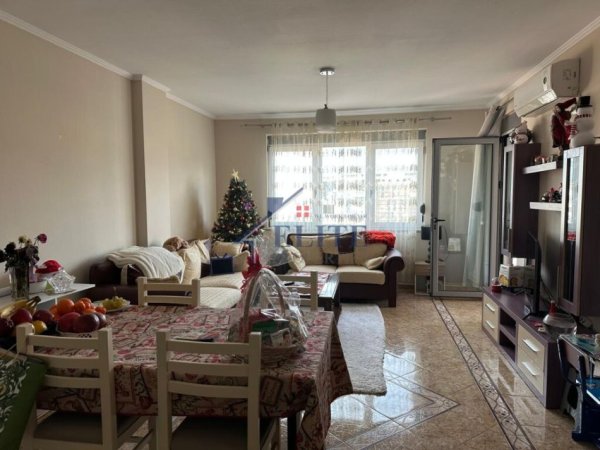 Tirane, jepet me qera apartament 2+1 Kati 2, 95 m² 610 € (Liqeni i Thate)