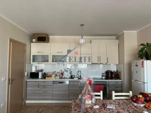 Tirane, jepet me qera apartament 2+1 Kati 2, 95 m² 610 € (Liqeni i Thate)