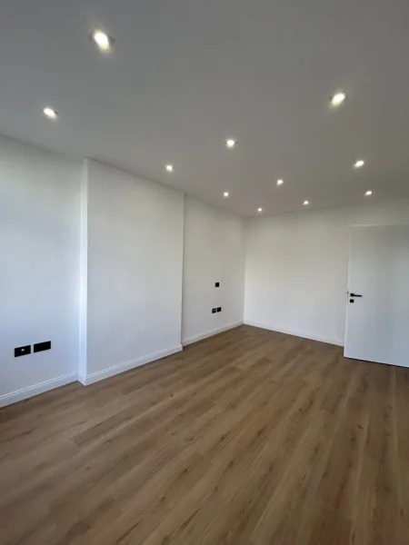 Tirane, jepet me qera zyre Kati 1, 120 m² 450 € (Perballe Delinorgjit)