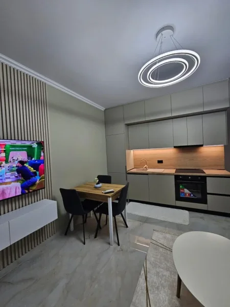 Tirane, jepet me qera apartament 1+1 , 70 m² 480 € (5 maji)