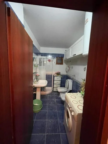 Tirane, jap me qera apartament 2+1+Ballkon Kati 4, 94 m² (Rruga Kongresi i Manastirit, afer gjimnazit Cajupi)
