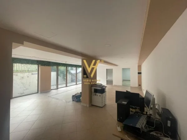 Tirane, jepet me qera dyqan Kati 0, 170 m² 2.000 € (PAZAR I RI)