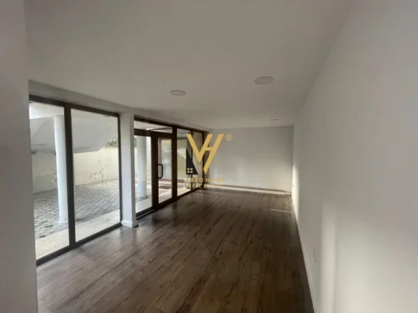 Tirane, jepet me qera dyqan Kati 0, 170 m² 2.000 € (PAZAR I RI)