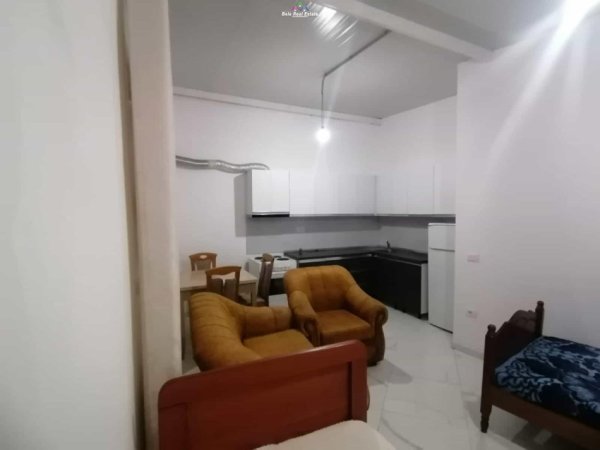 Tirane, jepet me qera Vile 1+1+Ballkon Kati 1, 65 m² 350 € (qytet studenti)
