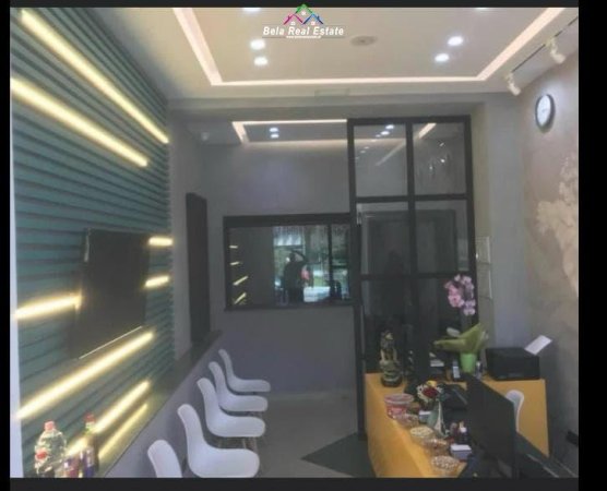 Tirane, jepet me qera dyqan Kati 0, 50 m² 1.100 € (Brrylit)