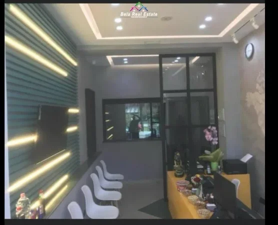 Tirane, jepet me qera dyqan Kati 0, 50 m² 1.100 € (Brrylit)