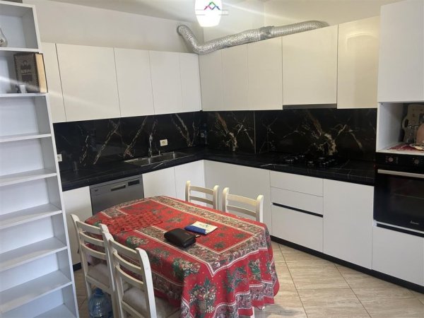 Tirane, jepet me qera apartament 2+1 Kati 2, 108 m² 600 € (astir)