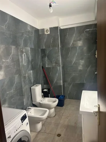 Tirane, jepet me qera apartament 2+1 Kati 2, 108 m² 550 € (astir)