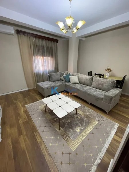 Tirane, jap me qera apartament 2+1 Kati 4, 104 m² 700 € (Myslym Shyr, pas Big Market)