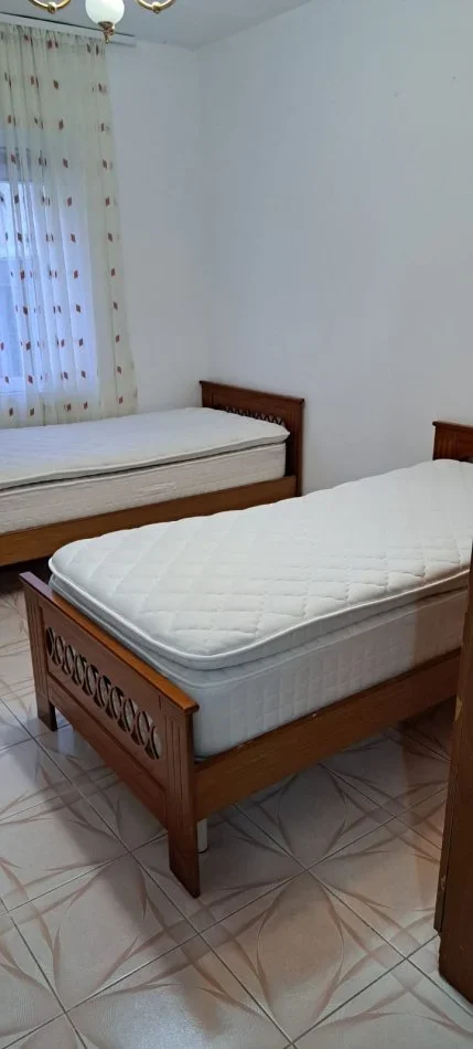 Tirane, jepet me qera apartament 2+1 Kati 5, 85 m² 400 € (Ali Demi)