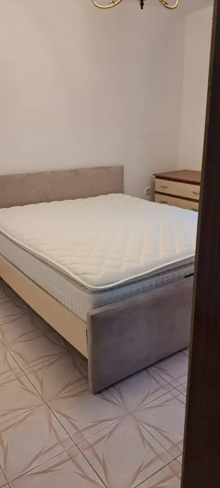 Tirane, jepet me qera apartament 2+1 Kati 5, 85 m² 400 € (Ali Demi)
